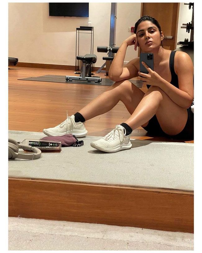 Samyuktha Menon Staggering Poses At Gym